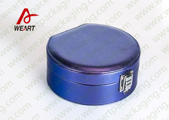Ronde blauwe cosmetische cadeaubon met metalen knop, kartonnen cosmetische verpakking in zwart fluwelen materiaal
